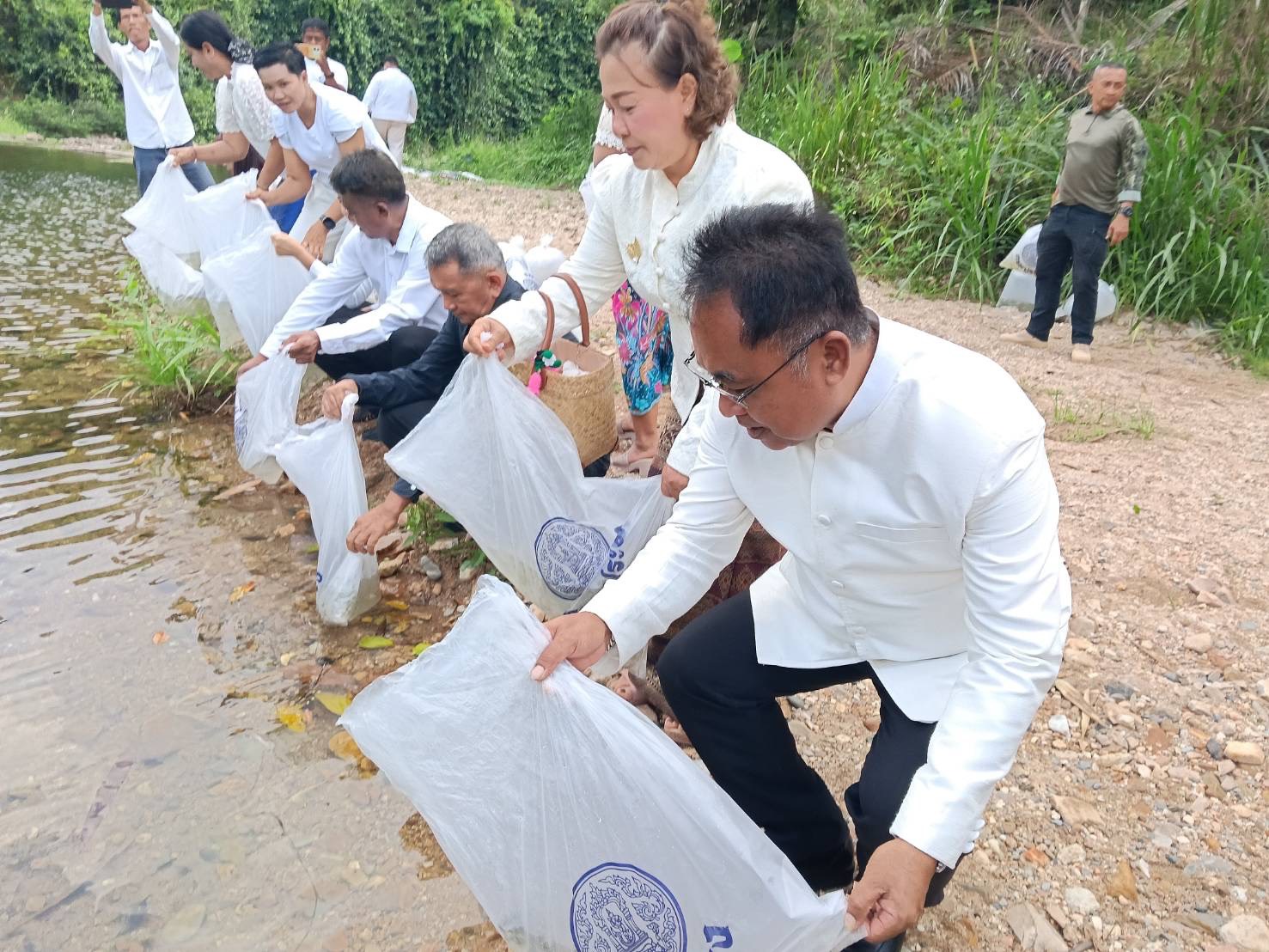 พช.ทุ่งตะโก ร่วมกิจกรรมปล่อยพันธุ์สัตว์น้ำ ปลาตะเพียนขาว จำนวน 50,000 ตัว