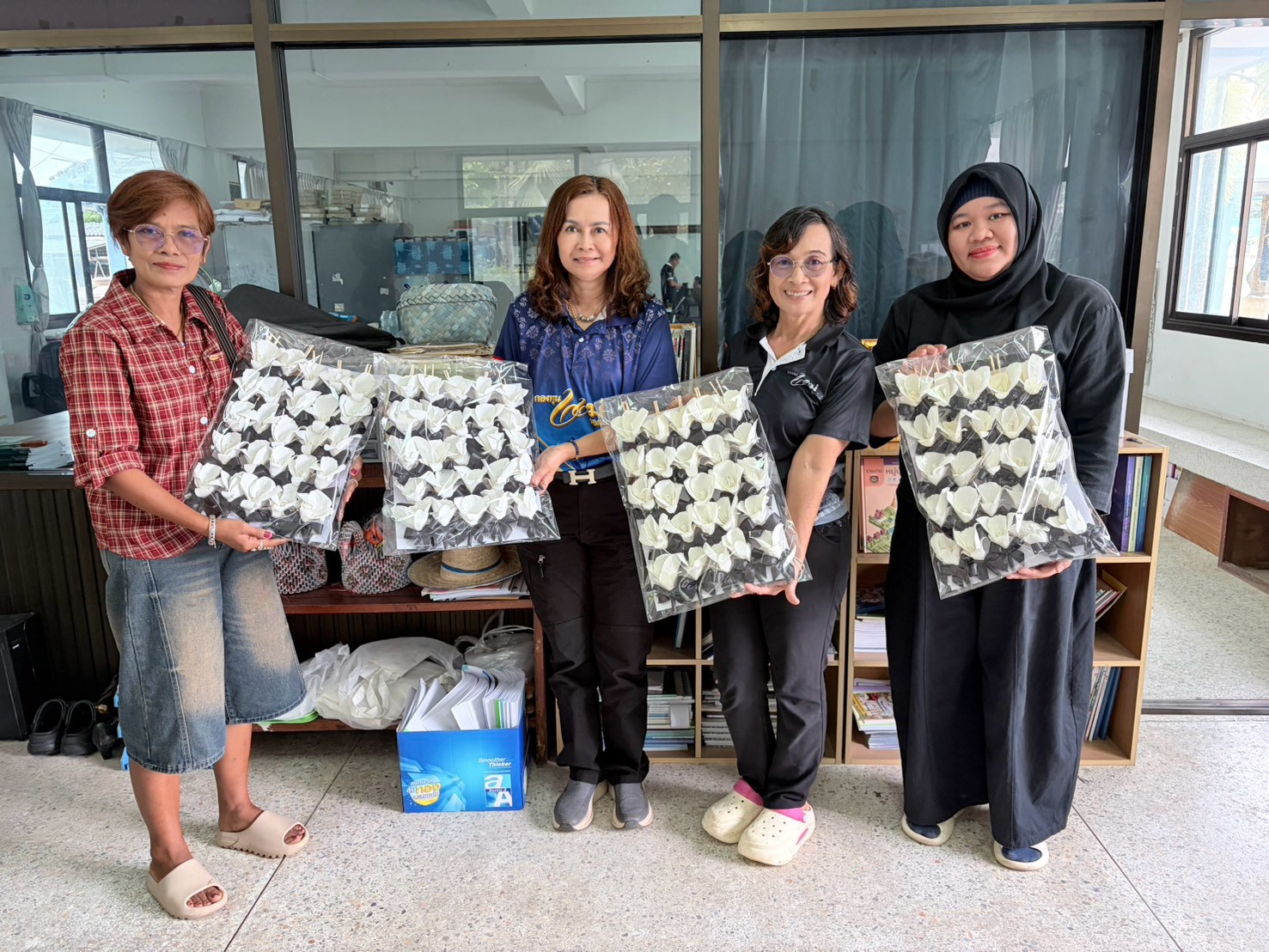 พช.ทุ่งตะโก​ สตรีอำเภอทุ่งตะโก ส่งมอบดอกไม้จันทน์ เพื่อแสดงออกถึงความจงรักภักดี และความสำนึกในพระมหากรุณาธิคุณของสมเด็จพระนางเจ้าสิริกิติ์ พระบรมราชินีนาถ พระบรมราชชนนีพันปีหลวง